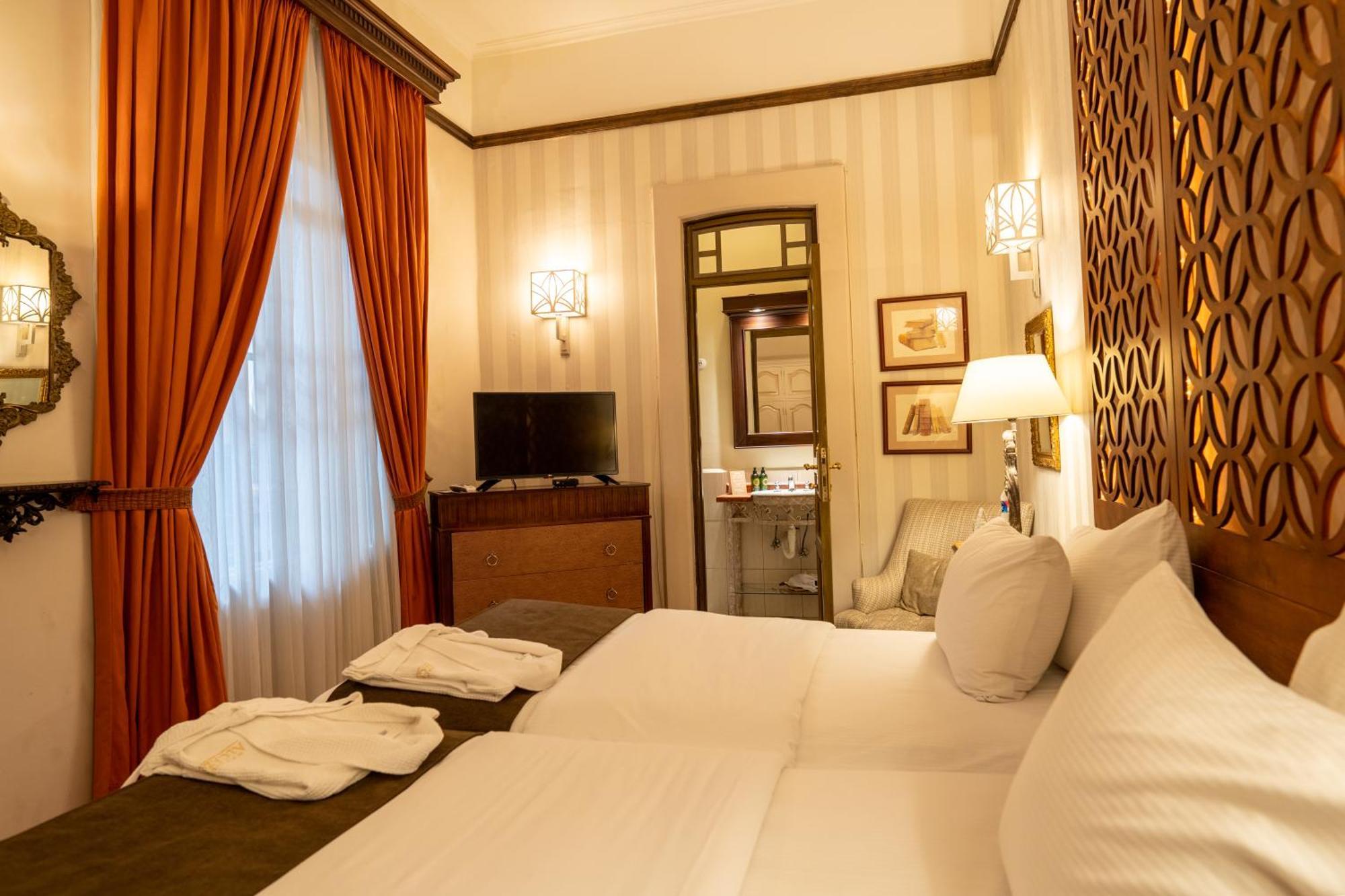 Mansion Alcazar Hotel 5*